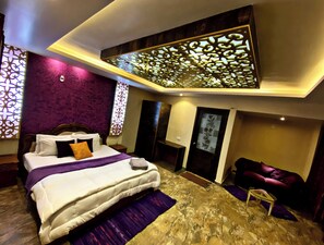Hill View Suite Room | Tabla de planchar con plancha, wifi gratis y ropa de cama 