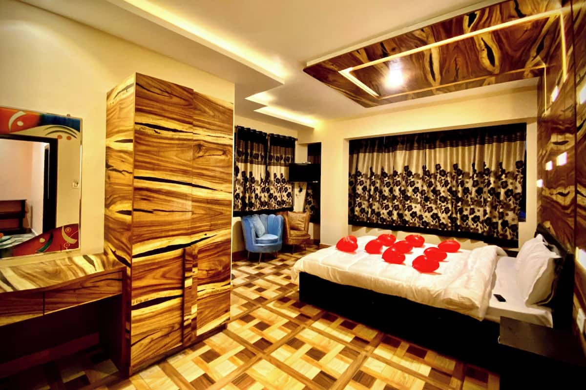 Deluxe Suit Room | Iron/ironing board, free WiFi, bed sheets