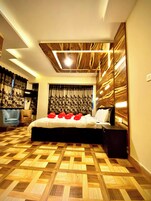 Deluxe Suit Room | Een strijkplank/strijkijzer, gratis wifi, beddengoed