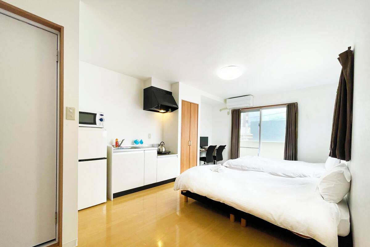 Chambre avec lits jumeaux, coin cuisine, vue ville | Wi-Fi gratuit