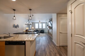 Condo, 2 phòng ngủ | Nội thất