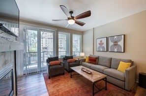 Condo, 2 phòng ngủ | Khu phòng khách