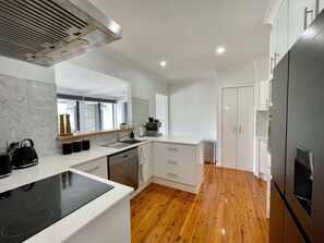 Frigorífico, microondas, horno y placa de cocina