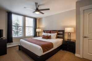 Condo, 2 chambres | Fer et planche à repasser, accès au Wi-Fi (inclus)