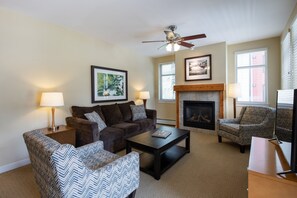 Condo, 2 chambres | Aire de séjour