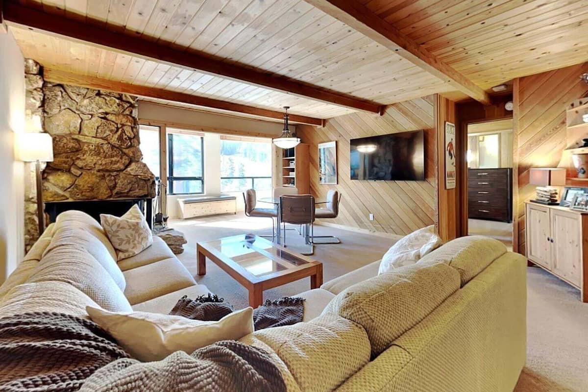 Condo, 2 Bedrooms | Living area