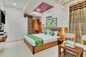 Deluxe Room | Desk, iron/ironing board, rollaway beds, bed sheets