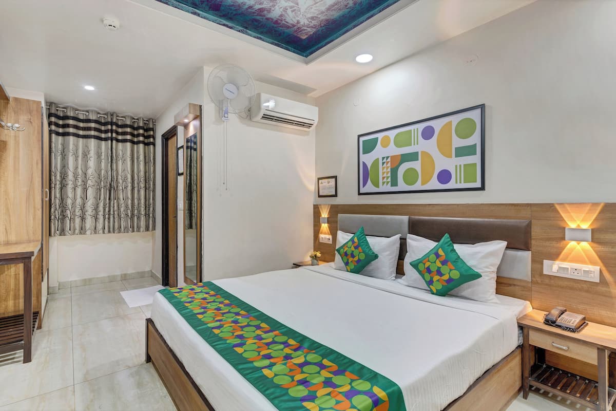 Deluxe Room | Desk, iron/ironing board, rollaway beds, bed sheets