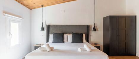 1 多间卧室、客房内保险箱、遮光窗帘、熨斗/熨衣板