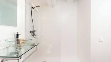 Deluxe Duplex, 1 Bedroom | Bathroom | Shower, rainfall showerhead, towels, soap