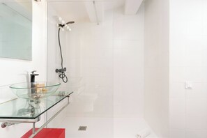 Dupleks Deluks, 1 kamar tidur | Kamar mandi | Shower, pancuran hujan, handuk, dan sabun