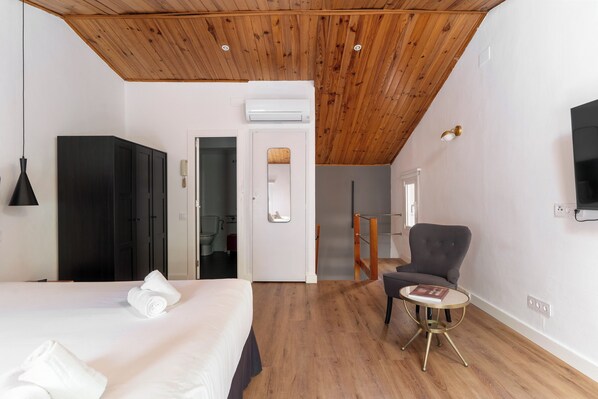 Deluxe Duplex, 1 Bedroom | 1 bedroom, in-room safe, blackout drapes, iron/ironing board - Guifré Apartment (Badalona)