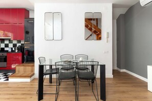 Deluxe Duplex, 1 Bedroom | Bathroom | Shower, rainfall showerhead, towels, soap - Guifré Apartment (Badalona)