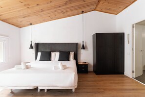 1 kamar tidur, brankas, tirai kedap cahaya, dan setrika/meja setrika