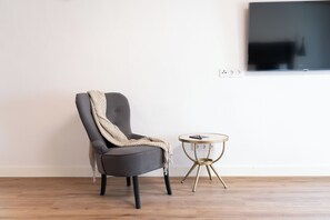 1 kamar tidur, brankas, tirai kedap cahaya, dan setrika/meja setrika