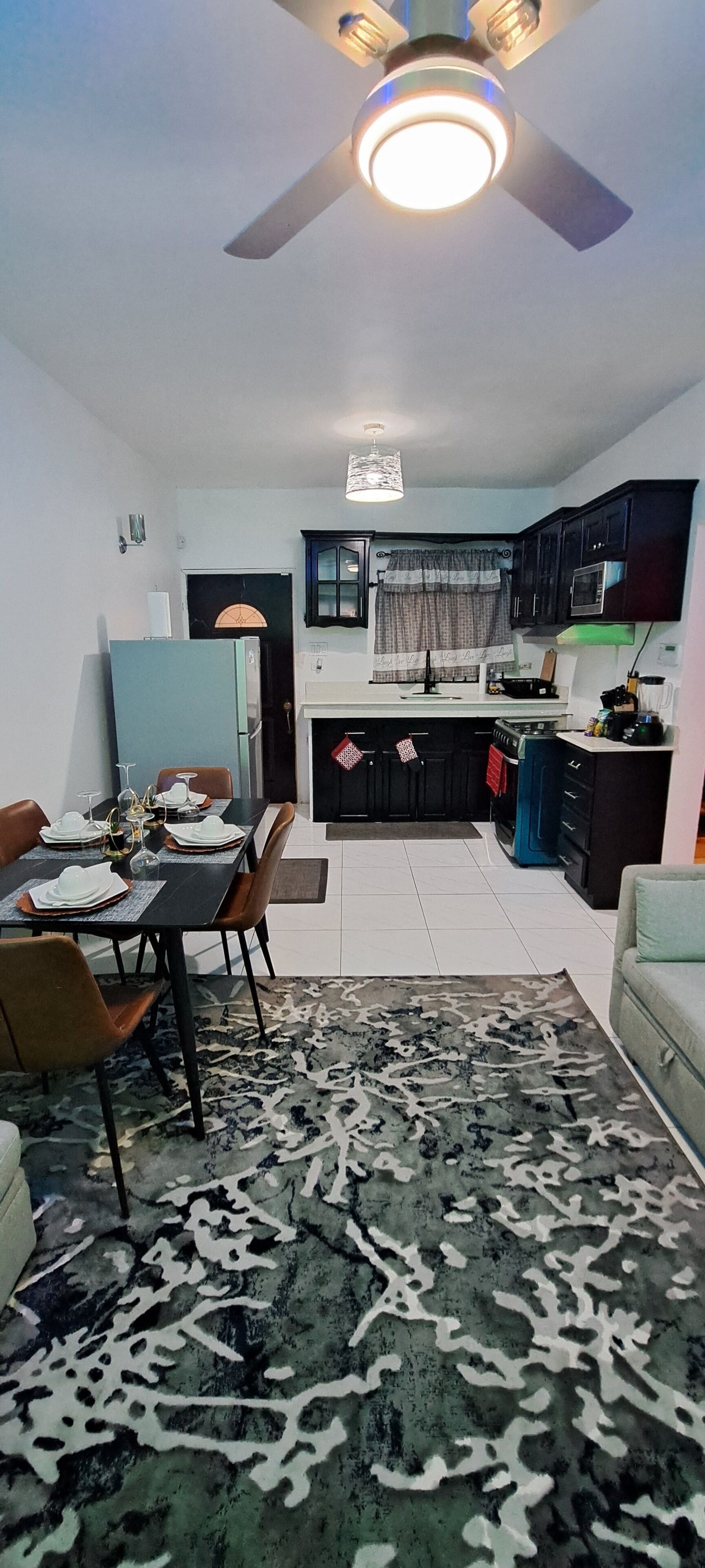 Deluxe-huoneisto, 2 makuuhuonetta, näköala mäelle | Yksityinen keittiö | Jääkaappi, mikroaaltouuni, uuni, liesi