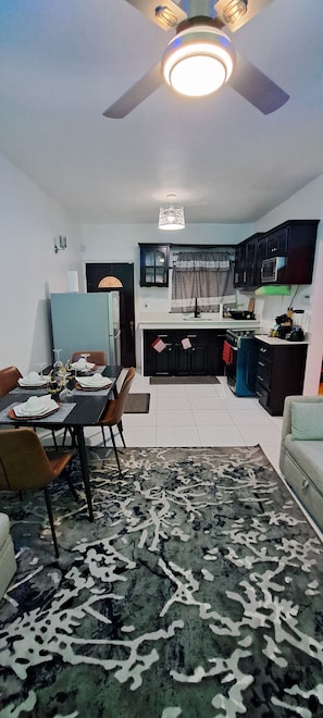Deluxe Apartment, 2 Bedrooms, Hill View | Private kitchen