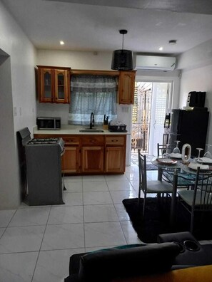 Leilighet – deluxe, utsikt mot høyde | Eget kjøkken | Kjøleskap, mikrobølgeovn, ovn og kokeplater