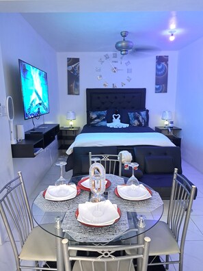 Studio Luxe, vue colline | Coffres-forts dans les chambres, bureau