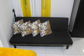 Leilighet – deluxe, utsikt mot høyde | Oppholdsområde | En 60-tommers smart-TV med Parabol-TV