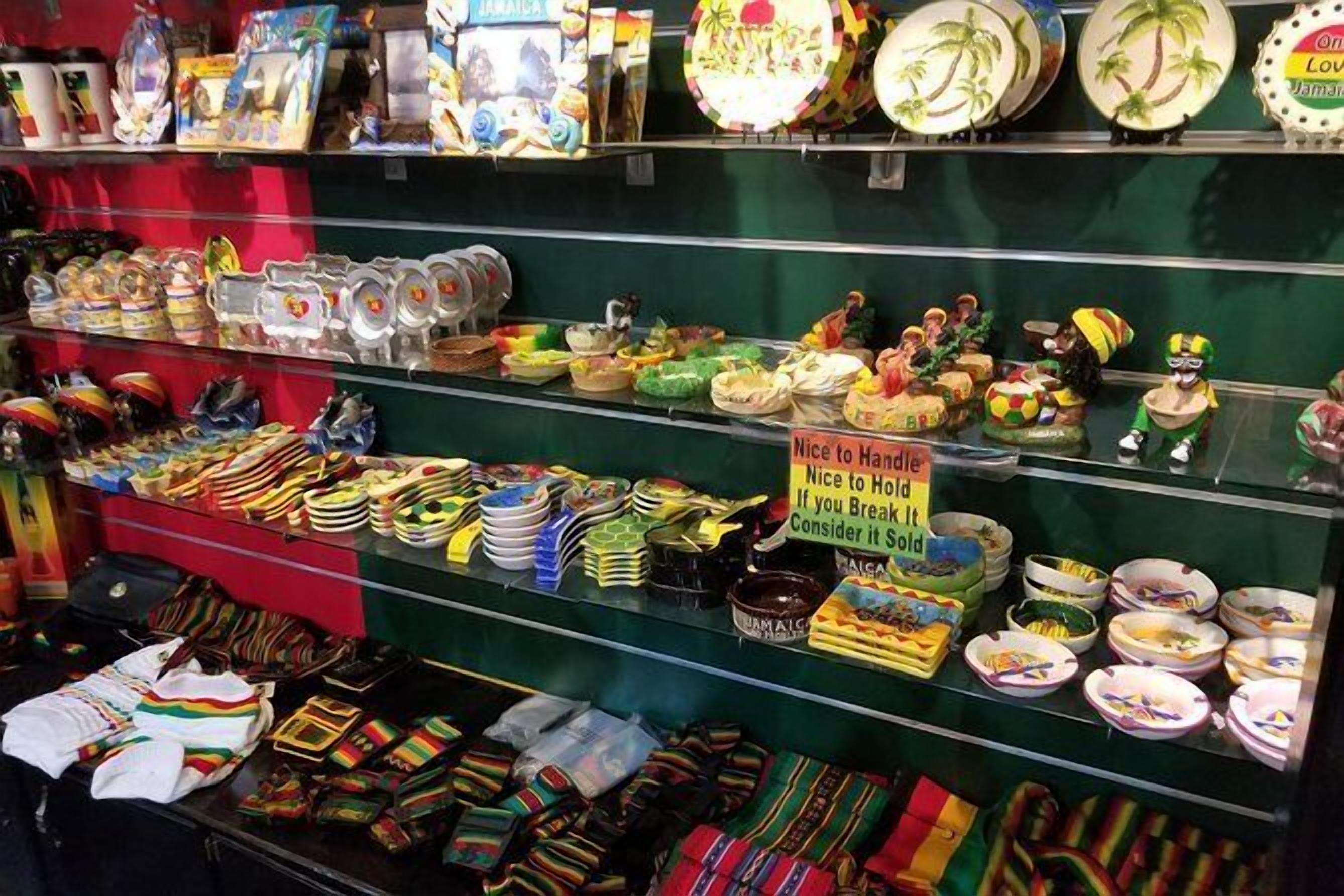 Una exhibición de diversos recuerdos, incluyendo platos, figuritas y textiles.
