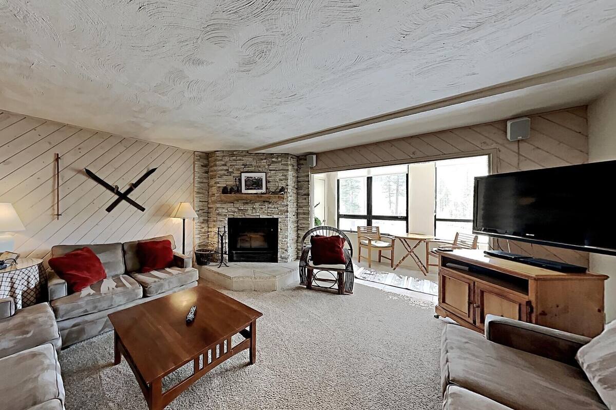Condo, 3 Bedrooms | Living area