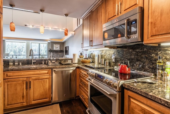 Condo, 3 Bedrooms | Private kitchen | Fridge, oven, coffee/tea maker, toaster
