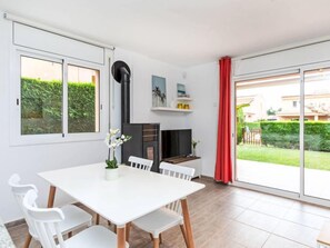 บ้านพัก, 4 ห้องนอน, ระเบียง | ร้านอาหาร