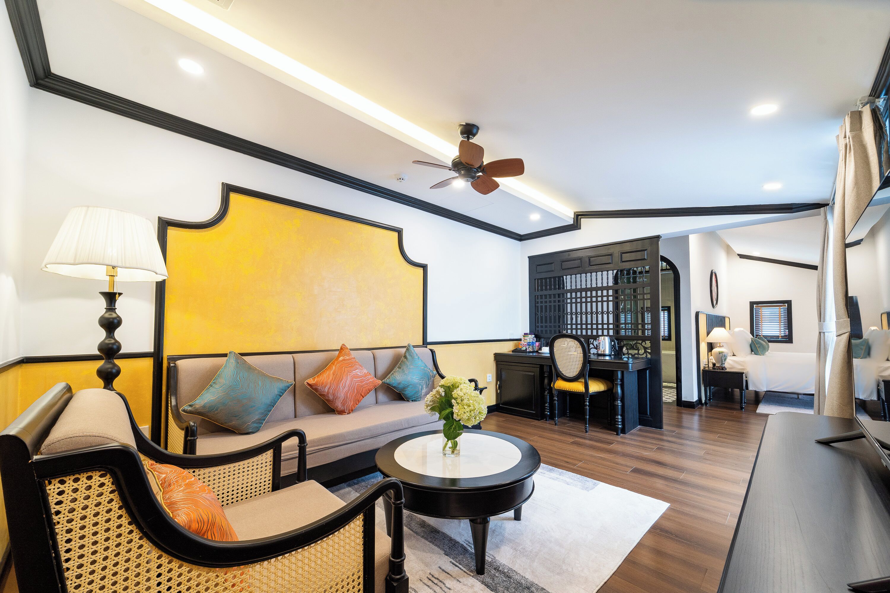 Luxe suite, balkon, uitzicht op stad | Woonruimte | Een 42-inch flatscreentelevisie met kabelzenders