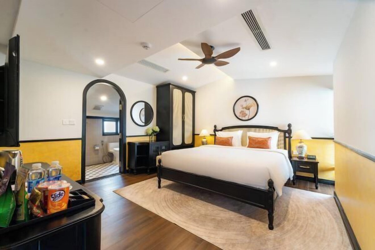 Premium bedding, down duvets, free minibar, in-room safe