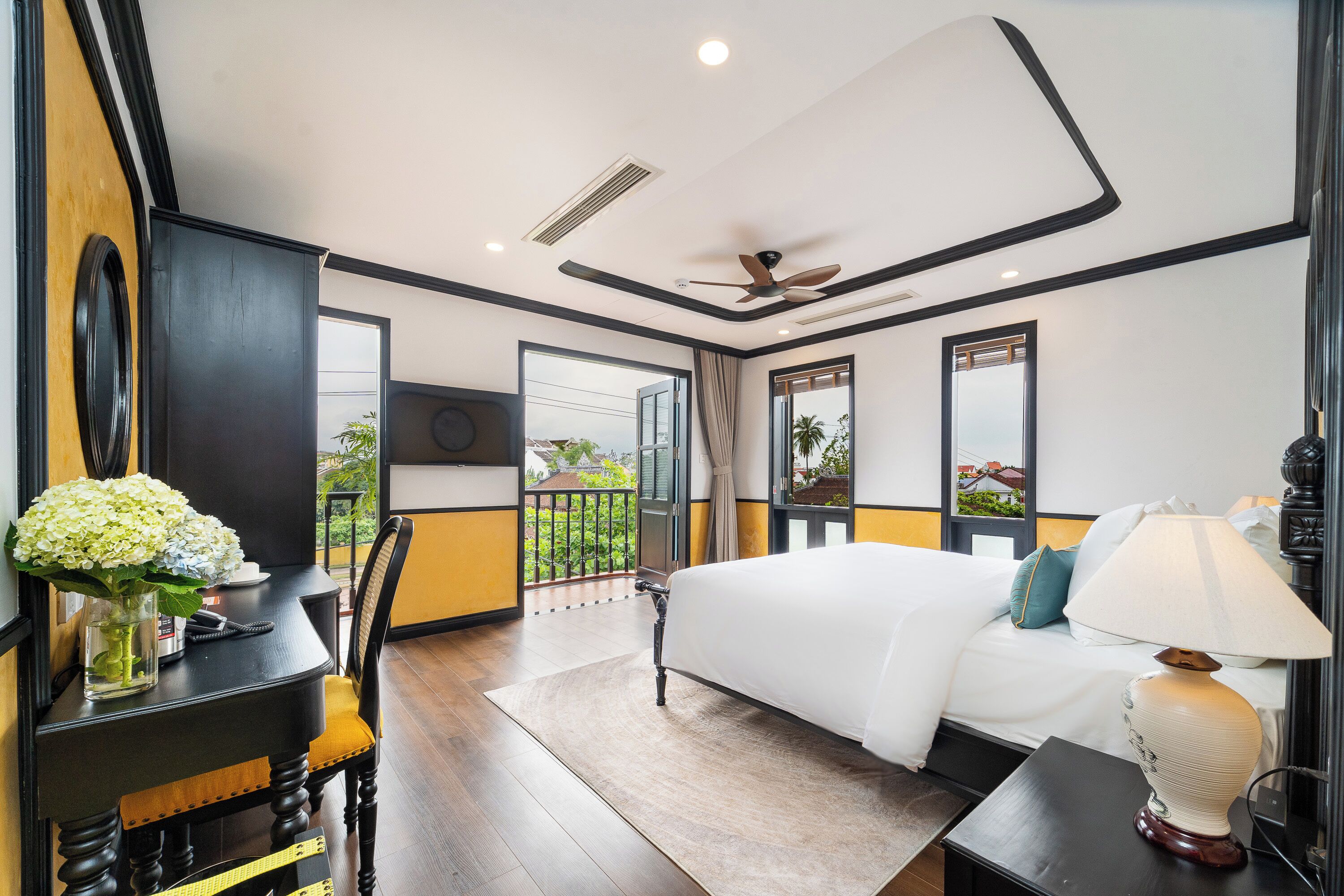 Deluxe Double Room, 1 Katil Raja (King), Non Smoking, City View | Peralatan tempat tidur premium, gebar bulu kapas, bar mini percuma 