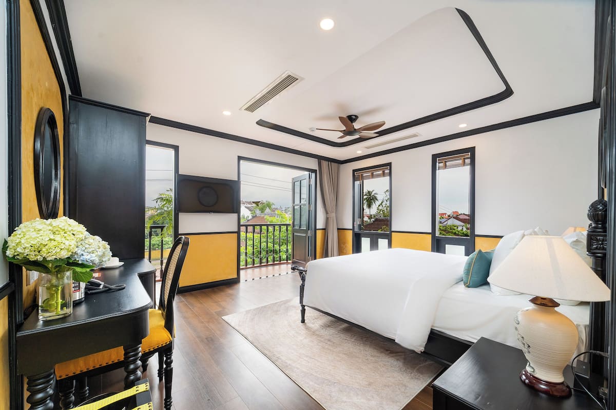 Deluxe Double Room, 1 Katil Raja (King), Non Smoking, City View | Peralatan tempat tidur premium, gebar bulu kapas, bar mini percuma