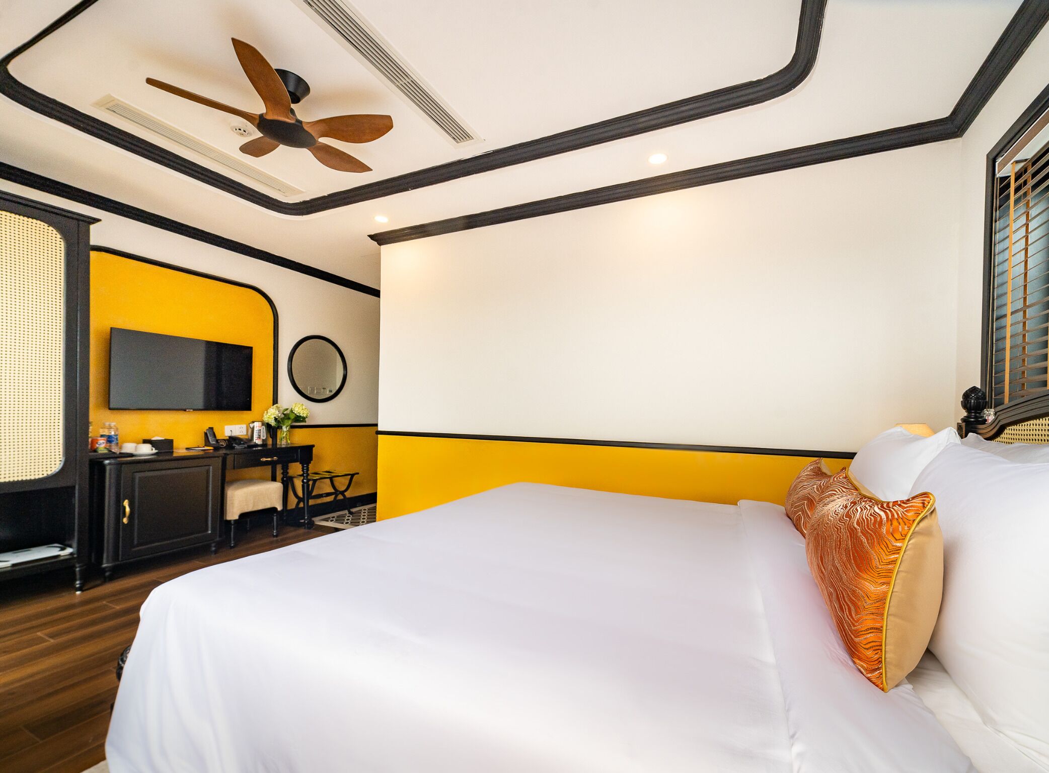 Premium bedding, down duvets, free minibar, in-room safe