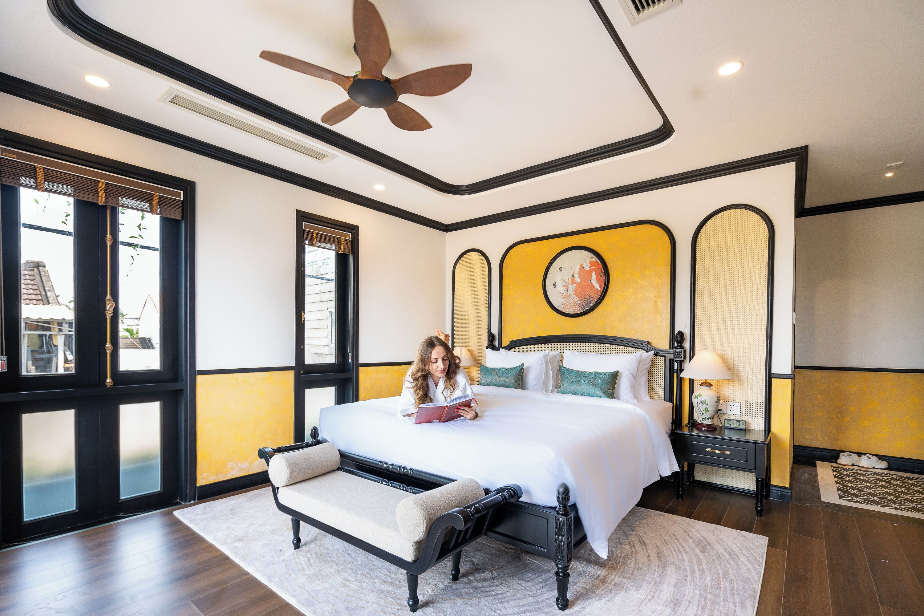 Seprai premium, selimut bulu angsa, minibar gratis, dan brankas