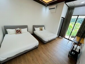 8 habitaciones, cubrecamas, escritorio y cortinas blackout 