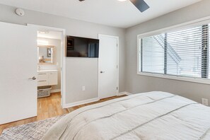 2 bedrooms, desk, iron/ironing board, Internet - Walk to Community Beach: Coastal Carolina Condo (Hilton Head Island)