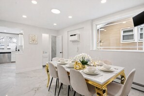 Dining - Capacity for 20 people near the airport (Hillside)