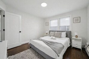 5 bedrooms, iron/ironing board, WiFi, bed sheets - Capacity for 20 people near the airport (Hillside)