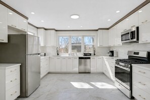 Private kitchen - Capacity for 20 people near the airport (Hillside)