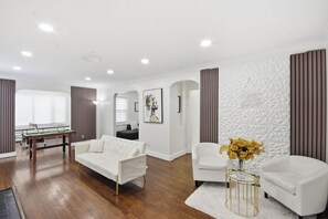 Game room - Capacity for 20 people near the airport (Hillside)