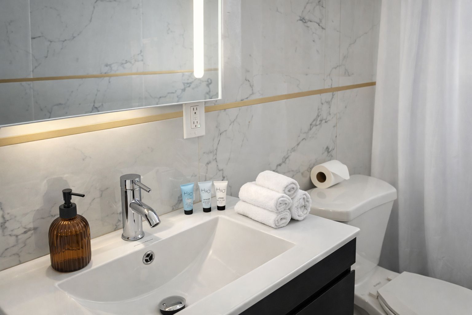 Sèche-cheveux, serviettes fournies, savon, papier toilette