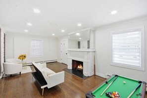 Game room - Capacity for 20 people near the airport (Hillside)