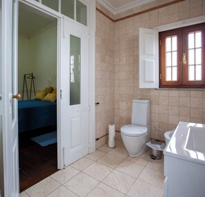 Shower, jetted tub, towels