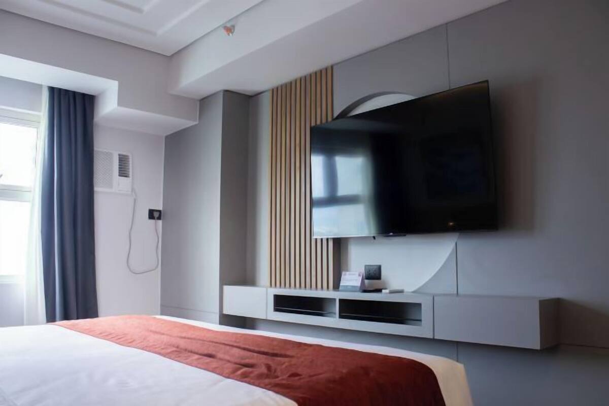Minibar, in-room safe, iron/ironing board (on request), free WiFi