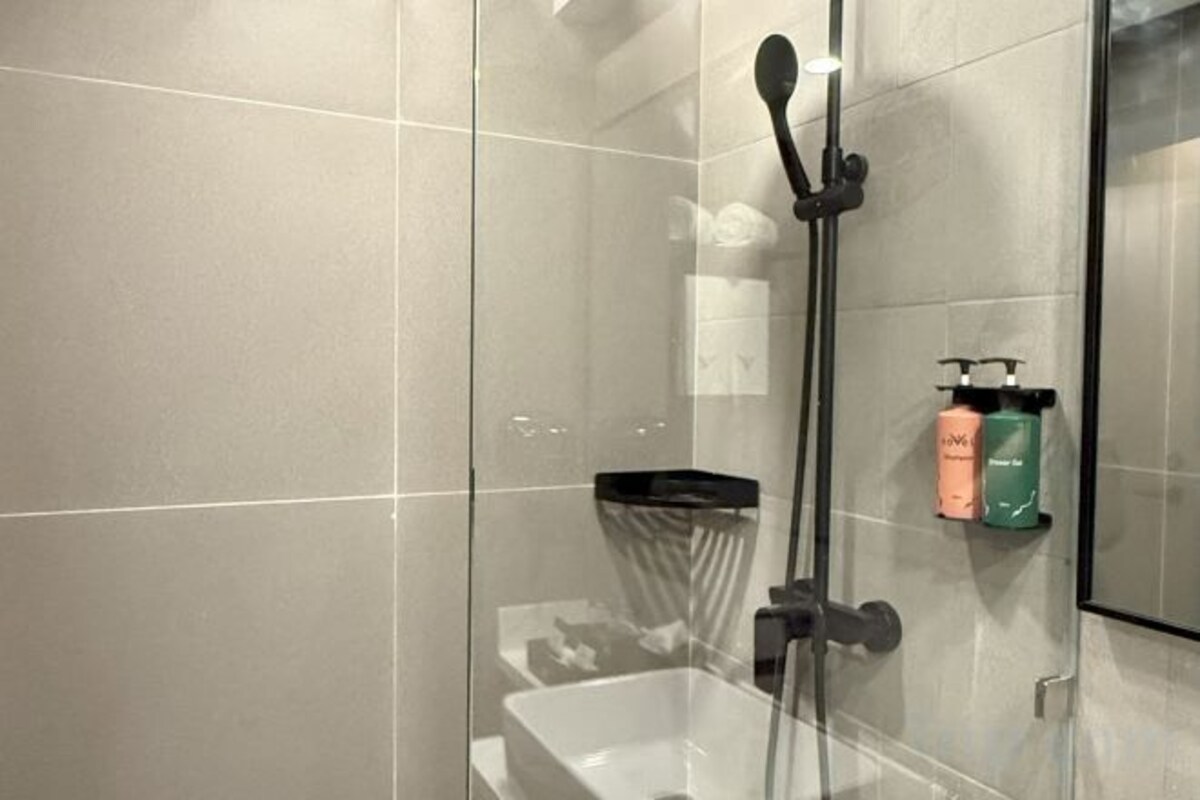 Douche, sèche-cheveux, peignoirs, chaussons
