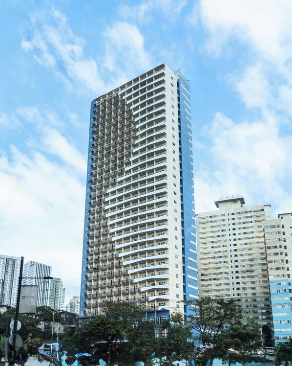 Exterior - Novel Hotel Manila (Taguig)