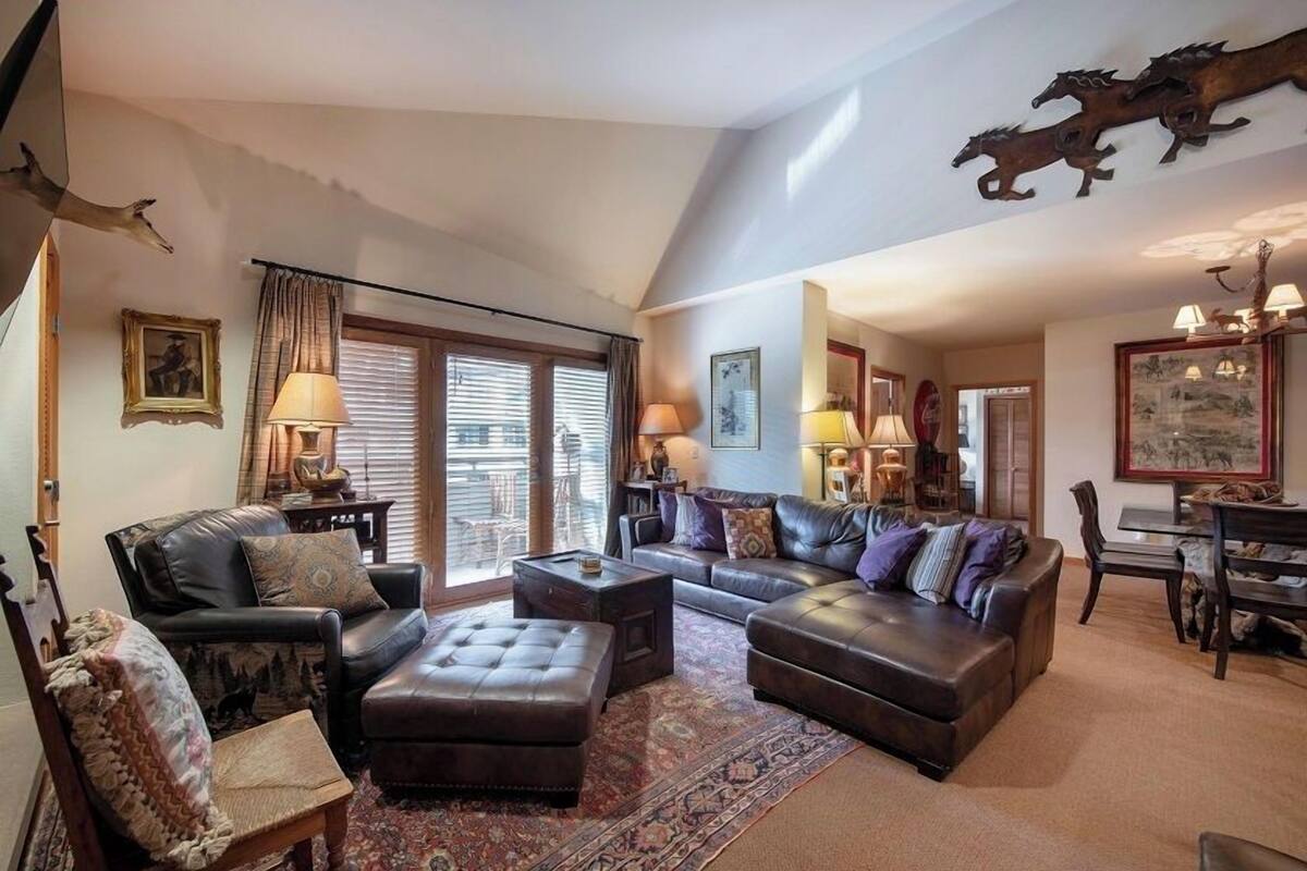 Condo, 3 Bedrooms | Living area