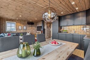 Cabaña, 2 habitaciones, con acceso para personas discapacitadas, Terraza | Comedor