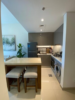 Frigorífico, microondas, horno y placa de cocina