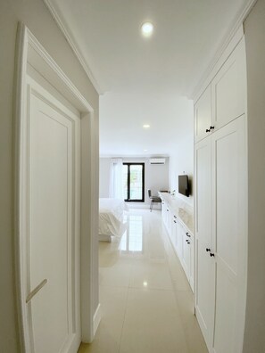 Rom – executive, privat bad, byutsikt | Skrivebord, skrivebord for bærbar PC og wi-fi (inkludert)